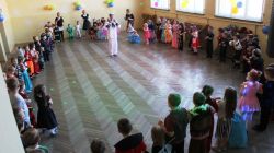 Rozpoczęcie balu przez wodzireja Mariusza